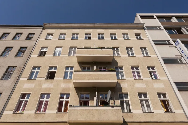 City-Vibes trifft Wohnkomfort - 3-Zimmer Altbautraum mit Balkon! — photo 1